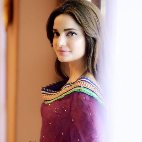 #ArmeenaKhan Click from #Janaan Movie Armeena Rana Khan, Movie Dresses, Perfect Face Shape, Girls Hair Styles, Cute Hairstyle Ideas, Side Bangs Hairstyles, Pakistani Party Wear, Cute Hairstyle, Oval Face Hairstyles