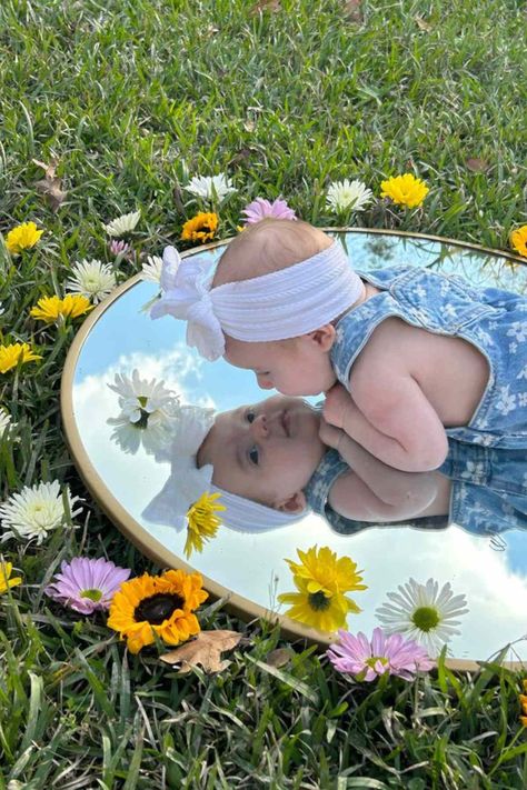 Baby Photoshoot Ideas, طفلة حديثة الولادة, Foto Kids, Baby Milestones Pictures, Monthly Pictures, Baby Fotografie, Milestone Pictures, Newborn Baby Photoshoot, Cadeau Baby Shower