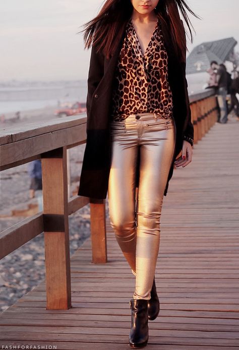 Metallic Pants Gold Jeans, Look Legging, High Fashion Women, Metallic Pants, Leopard Shirt, Leopard Print Shirt, Elegante Casual, New Years Eve Outfits, Simply Chic