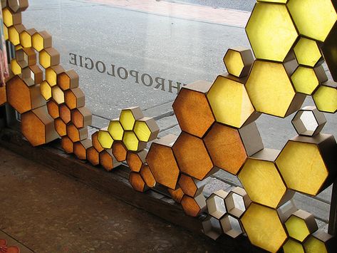 Anthropologie Window Display, Honey Decor, Donor Wall, Honey Shop, Astuces Diy, Retail Windows, Store Windows, Honeycomb Design, Store Window