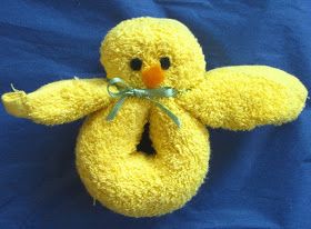 momstown Calgary: Five Little Chicks: How to Make an Washcloth Chick and What To Do With It Baby Washcloth Animals, Washcloth Teddy Bear, Washcloth Elephant, Washcloth Animals, Washcloth Crafts, Easter Crafts Preschool, Towel Animals, Anniversaire Diy, Diy Baby Shower Gifts