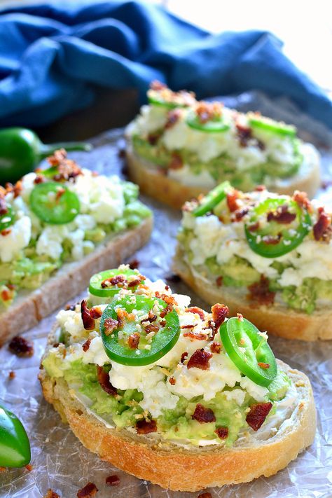 Jalapeño Popper Avocado Toast combines two classics in one delicious dish that's perfect for breakfast, lunch, or an anytime snack! Wellness Photos, Avocado Toast Recipes, Jalapeño Bacon, Fancy Toast, Toast Aperitif, Avocado Toasts, Avocado Recipes Healthy, Avocado Dessert, Avocado Toast Recipe