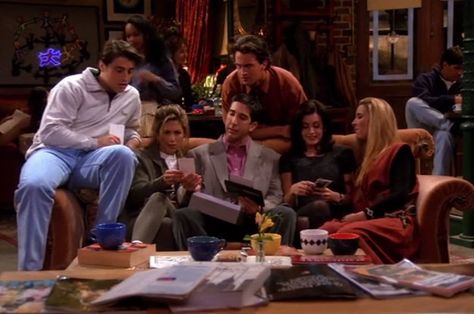 Friends 1994, Friendship Group, Friends Reunion, Friends Scenes, Matt Leblanc, David Schwimmer, Friends Cast, Ross Geller, New York City Apartment