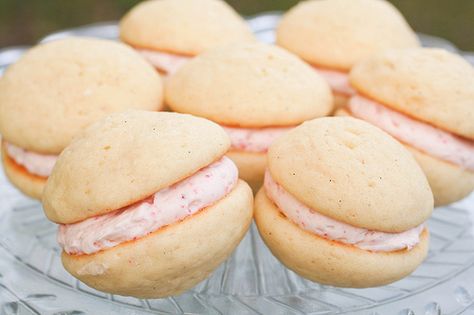 Vanilla Strawberry Whoopie Pies. Made these tonight but substituted the freeze dried strawberries for about 1/2 cup fresh strawberry puree. They were nummy. Strawberry Whoopie Pies, Whoopee Pie, Whoopie Pie Recipe, Whoopie Pie, Florida Food, Whoop Whoop, Strawberry Milkshake, Whoopie Pies, Doc Mcstuffins