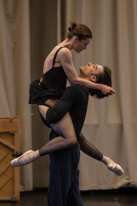 Rehearsal POB Ballet Couple, Paris Opera Ballet, Ballet Beauty, Ballet Poses, Post Facebook, Dancing Aesthetic, Ballet Class, Ballet Beautiful, Dance Photos