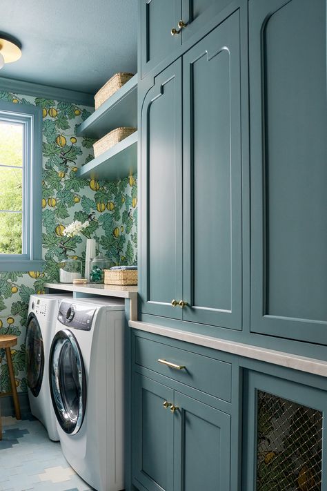 Classic Laundry Room, Moody Laundry Room, Laundry Room Colors, Dallas Interior Design, Green Laundry, Cleaning Cabinets, Laundry Ideas, Modern Rustic Decor, Laundry Room Inspiration