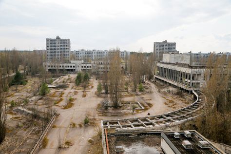 25 Creepy (but Real!) Ghost Towns Around the World Pripyat Chernobyl, Perang Dunia Ii, Paranormal Photos, Real Ghost, Chernobyl Nuclear Power Plant, Abandoned City, Chernobyl Disaster, Abandoned Village, Abandoned Asylums