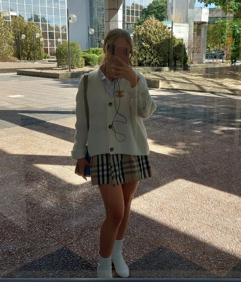 Skirt Outfit For Winter, Burberry Skirt Outfit, Chanel Jumper, London Outfits, Preppy Old Money, Blair Waldorf Style, Burberry Skirt, Old Money Outfit, Money Outfit