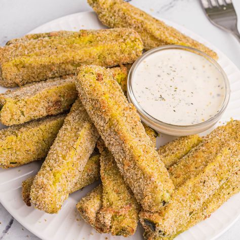 Crispy Air Fryer Dill Pickles - Air Frying Foodie Brine For Chicken Wings, Pickle Fries, Crispy Dill Pickles, Air Fryer Pickles, Fries Air Fryer, Fried Dill Pickles, Crispy Snacks, Fried Pickles Recipe, Dill Pickle Chips