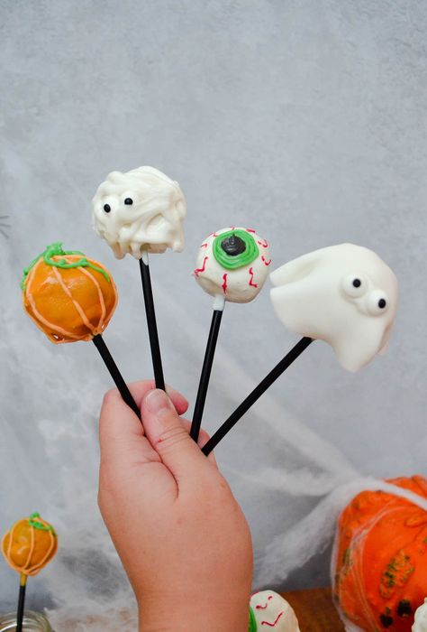 Halloween Cake Pops Halloween Cake Pops Recipe, Eyeball Decorations, Halloween Cake Pop Recipes, Eyeball Cake Pops, Creepy Eyeball, Spooky Halloween Cakes, Cake Pops Recipe, Pumpkin Cake Pops, Edible Eyes