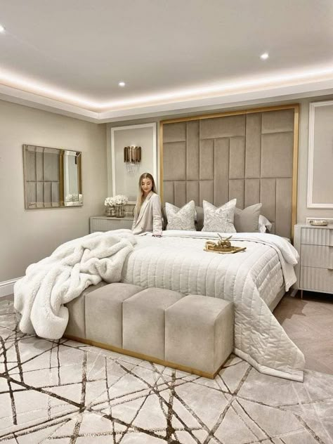 Bed Design For Hotel Room, Hotel Style Bedroom Master Suite Luxury, Mink Bed Bedroom Ideas, Bedroom Ideas Hotel Style, Gold Bedroom Aesthetic, Cozy Luxury Bedroom, White Modern Bedroom, Dream Bedroom Luxury, Champagne Bedroom