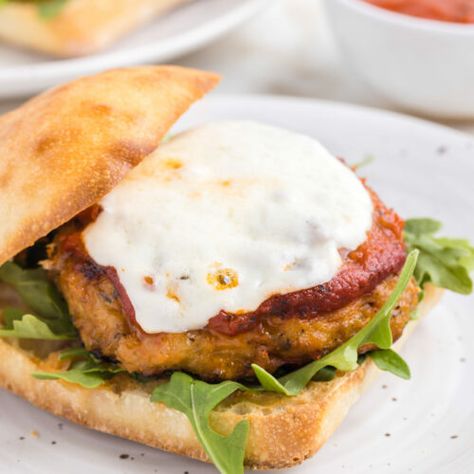 Chicken Parmesan Burgers - Pumpkin 'N Spice Chicken Parm Burgers, Chicken Parmesan Burgers, Grilled Bbq Chicken Breast, Easy Summer Dinner Recipes, Easy Summer Dinner, Summer Dinner Recipes, Bbq Chicken Breast, Fresh Summer Salad, Grilled Bbq Chicken