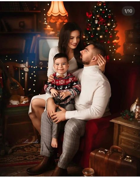 Christmas Photoshoot Ideas Family Of 3, Christmas Outfit Photoshoot Family, Family Of 3 Christmas Pictures Outfits, Christmas Family Photos Outdoor Outfits, Family Of 3 Christmas Pictures, Christmas Family Photoshoot Ideas, Christmas Family Pictures, Christmas Photography Family, Family Christmas Pictures Outfits