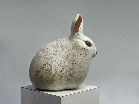 Rabbit Ceramic, Rabbit Sculpture, Pottery Animals, Organic Ceramics, Sculptures Céramiques, Pottery Handbuilding, Handmade Ceramics Vase, Garden Pottery, Pottery Crafts