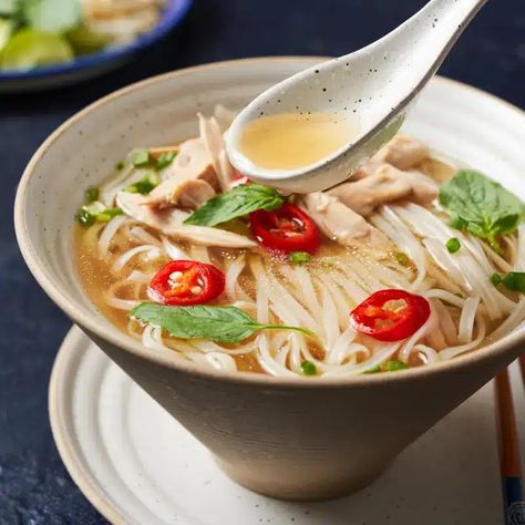 Leftover Chicken Pho Slow Cooker Chicken Noodle Soup Recipes, Slow Cooker Chicken Noodle Soup, Vietnamese Chicken, Telur Rebus, Chicken Pho, Vegan Steak, Pho Recipe, Bbc Food, Soup Recipes Chicken Noodle