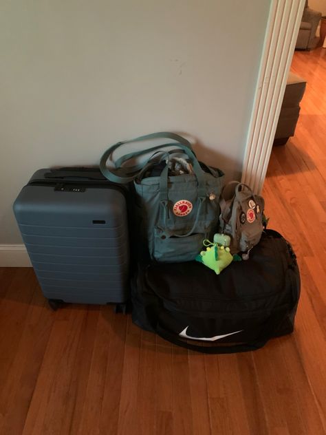 Packed Bags, Packing Aesthetic, Packing For Vacation, Mochila Kanken, Luggage Packing, Summer Packing, Travel Picture Ideas, Inside My Bag, Packing Clothes