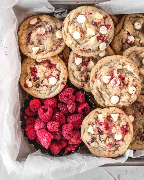 These white chocolate and raspberry cookies are buttery, chewy, and stuffed with sweet freeze-dried raspberries and silky white chocolate. They are the perfect easy treat that you can make in under 30 minutes! These raspberry and white chocolate cookies are buttery, chewy, and stuffed with sweet freeze-dried raspberries and silky white chocolate. White chocolate and raspberry is a flavor combo that never gets old. I combined my white chocolate and raspberry blondies with these orange… Small Batch Sugar Cookies, Raspberry White Chocolate Cookies, Bake Bacon, Chocolate And Raspberry, Basic Cookies, Raspberry Cookies, Biscuit Recipes, Raspberry Recipes, White Chocolate Cookies