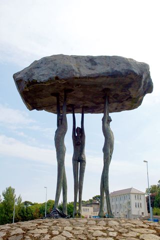 DOLMEN: El dolmen es una construcción megalítica son grandes piedras  clavadas en el suelo y encima de ellas otra gran piedra pero colocada en forma vertical arriba de las otras que también quiere decir mesa grande de piedra. Office Blinds, Irish Culture, Water Signs, Fire Signs, Abstract Sculpture, Public Art, Archaeology, Bird Bath, Dublin