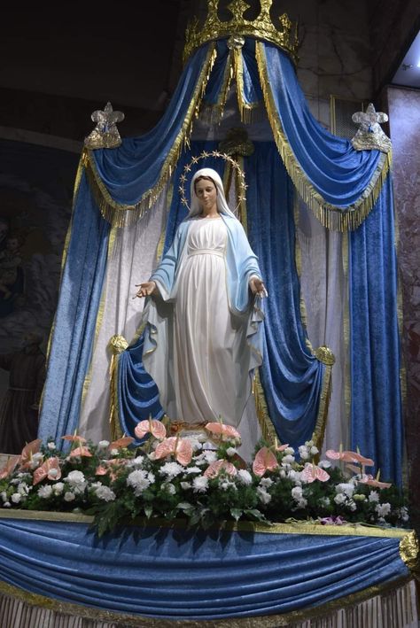 Mary Jesus Mother, Mother Mary Pictures, Church Christmas Decorations, مريم العذراء, Assumption Of Mary, Church Altar Decorations, Catholic Altar, Santi Cattolici, Jesus Mother