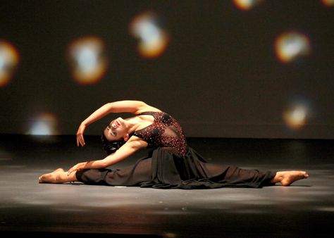 Calisthenics graceful SA Calisthenics Dance, Flexibility Photos, Grand Jete, Dance Pics, Dancer Lifestyle, Ballet Aesthetic, Solo Costume, Dancing Aesthetic, Dance Pictures