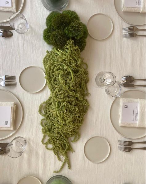 Green Moss Centerpieces, Green Table Scape, Moss Wedding Table, Wedding Table Setting Ideas, Whistler Wedding, Minimalist Centerpiece, Green Tablescape, Moss Centerpieces, Italian Flowers