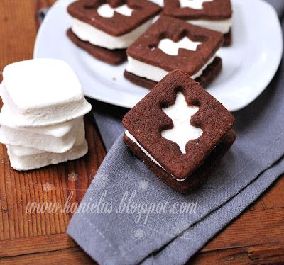 Chocolate Vanilla Marshmallow Sandwich Cookies Marshmallow Sandwich, Fun Fall Desserts, Homemade Marshmallow Recipe, Cookie Sandwich, Vanilla Marshmallows, Marshmallow Cookies, Ice Cream Cookie Sandwich, Recipes With Marshmallows, Homemade Marshmallows