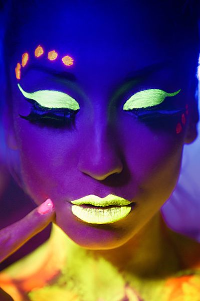 Belly Dance Makeup, Neon Face Paint, Uv Makeup, Party Make-up, Blacklight Party, Neon Makeup, Dance Makeup, Pintura Facial, Dark Makeup