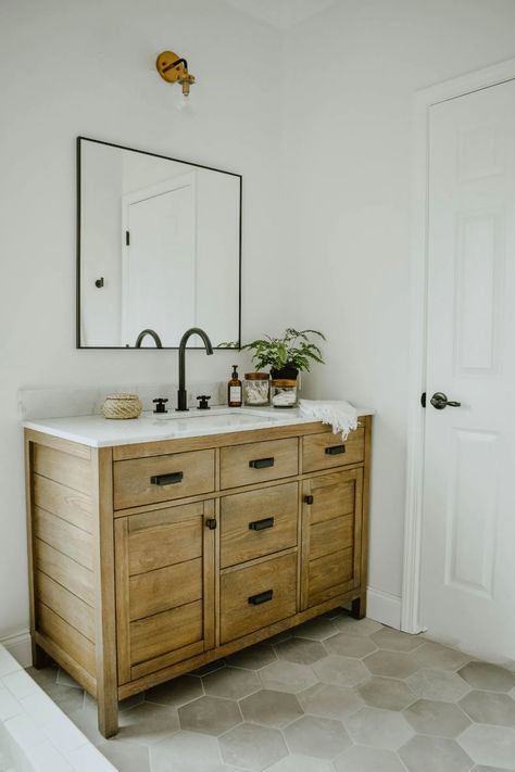 Modern Eclectic Bathroom Remodel - House On Longwood Lane Kohler Vanity Bathroom, Wood Vanity Bathroom Ideas, Bathroom Remodel Flooring, Bathroom Vanity Ideas One Sink, Oak Vanity Bathroom, Modern Eclectic Bathroom, Bathroom Renovation Diy, Remodel House, Womp Womp