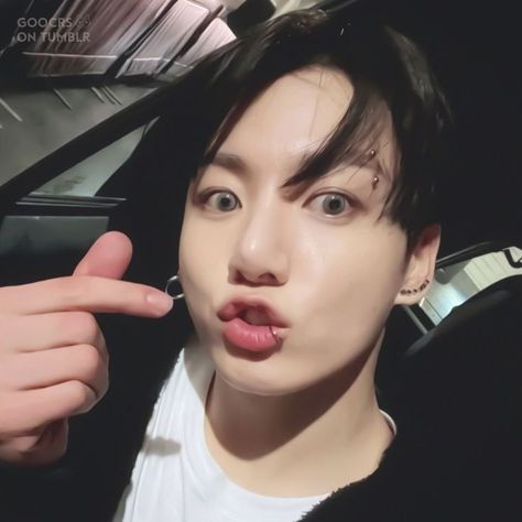 Jungkook Pout Selca, Jungkook Pout, Bts Group Photo Wallpaper, Kim Jong Kook, Kiss Face, Jungkook Selca, Bts Group Photos, Bts Icon, Charlie Puth