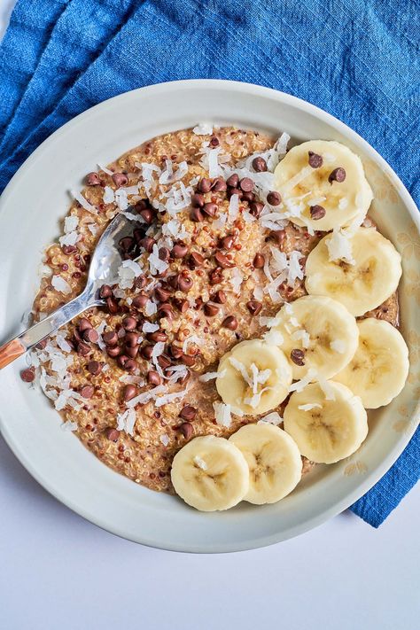 Quinoa Breakfast Bowl – Emilie Eats Vegan Enchilada Casserole, Vegan Casserole Recipes, Quinoa Veggie Burger, Quinoa Porridge, Salad Jar Recipe, Quinoa Breakfast Bowl, Vegan Enchiladas, Vegan Casserole, Mason Jar Salad Recipes