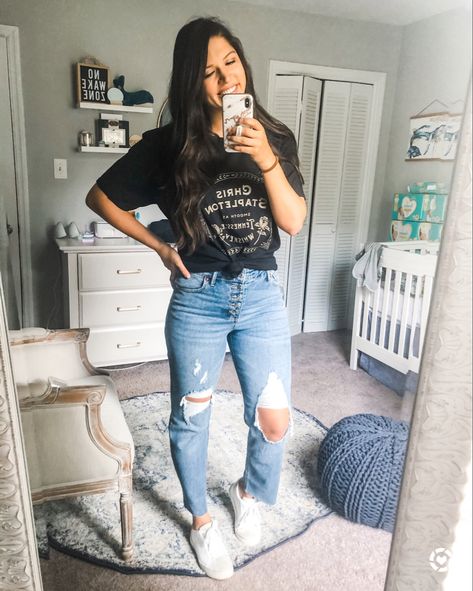 Band Girl Aesthetic, Oversized Band Tee Outfits, Mom Jeans Band, Band Tshirt Outfit, Jeans And Tee Outfit, 70 Degree Weather Outfit, Band Shirt Outfits, Band Tee Outfits, Oversized Band Tee