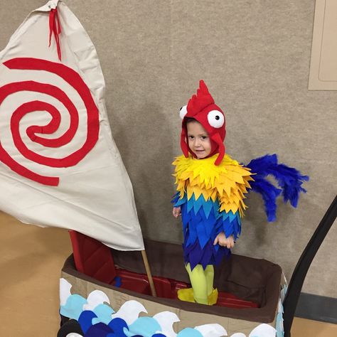 Hei hei from Moana and his little boat--chicken costume Heihei Costume Diy, Moana Chicken Costume, Diy Hei Hei Costume, Heihei Costume, Halloween Moana, Hei Hei Costume, Hei Hei Moana, Chicken Costume, Chicken Costumes