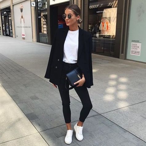 Dress Codes: The Classy Girl’s Guide Casual Chic Spring, Look Legging, Mode Casual, Looks Black, Sneakers Outfit, 가을 패션, Black Blazer, Mode Inspiration, Black Blazers