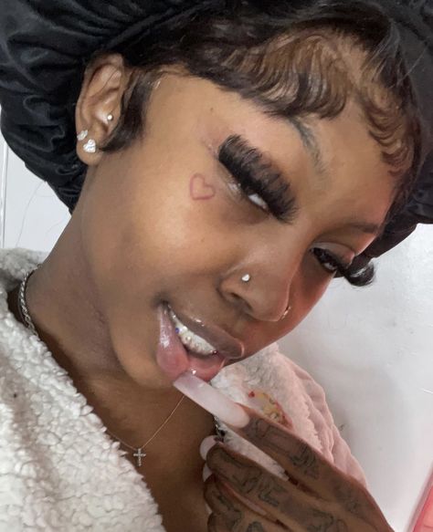 Pink Short Hair, Face Tats, Face Tattoos For Women, Girl Face Tattoo, Y2k Fits, Black Girls With Tattoos, Pretty Lashes, Pretty Tattoos For Women, Teeth Jewelry