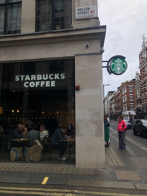 #starbucks #london #londonlife #londoncity #londonstyle #londonaesthetic London Starbucks Aesthetic, Starbucks London, Traveling Pictures, London Coffee Shop, Mat Aesthetic, Breakfast Cafe, Aesthetic London, London Dreams, London Trip