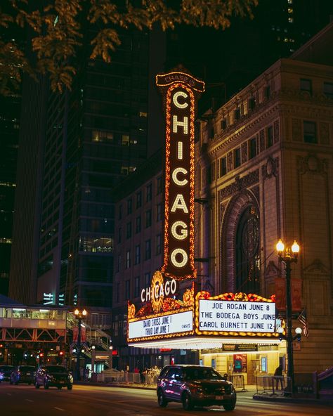 Theatre Entrance, Chicago Wallpaper, Chicago Theatre, Chicago Theater, Theatre Sign, Chicago Pictures, Cheap Airfare, Public Domain Photos, Time Lapse Photography