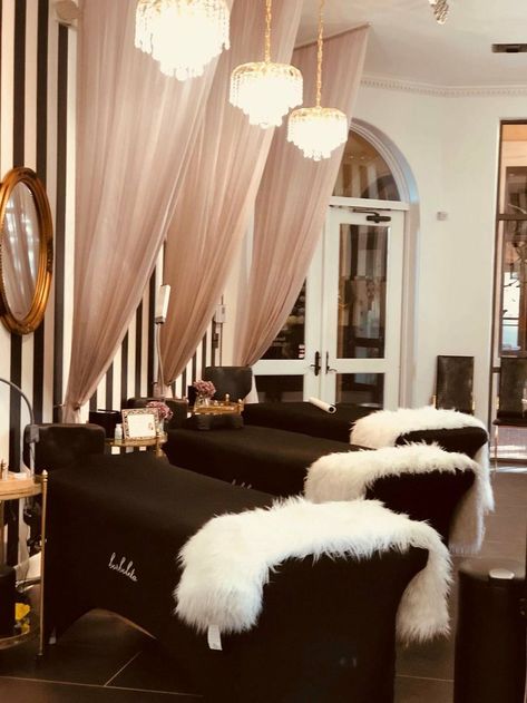 Brow Room, Salon Layout, Beauty Bar Ideas, Business Room, Nail Salon Interior Design, Beauty Salon Interior Design, Esthetician Room Decor, Esthetics Room, Spa Room Decor