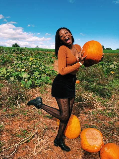 Gothic Pumpkin Patch Outfit, Pumpkin Patch Outfit Ideas Black Women, Hayride Outfit Fall, Fall Photography Inspiration, Fall Train Ride Outfit, October Instagram Pictures, Pumpkin Patch Black Women, Pumpkin Farm Outfit Women, Fall Photoshoot Ideas Black Women