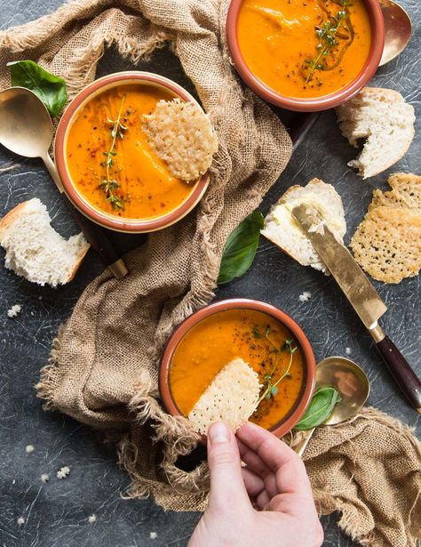 This Roasted Tomato Soup with Fresh Tomatoes and Basil truly is the ultimate soup! Simple to make and bursting with flavour, this homemade soup is perfect for any occasion. #soup #tomato #tomatosoup #comfortfood | www.dontgobaconmyheart.co.uk Tomato Soup With Fresh Tomatoes, Soup Simple, Soup Tomato, Roasted Tomato Soup, Roasted Tomato, God Mat, Homemade Soup, Tomato Soup, Roasted Tomatoes