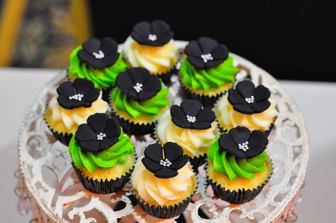 Lime green, cream and black mini wedding cupcakes Mud Cupcakes, Black And White Wedding Theme, Black Fondant, White Choc, White Wedding Theme, Fondant Flowers, Love Cupcakes, Mini Wedding, Yummy Cupcakes