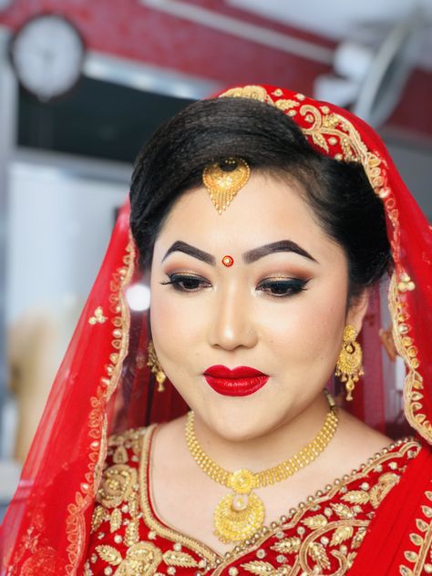 Nepali bride 👰 Nepali Bride Makeup, Nepali Bridal Makeup, Minimal Bridal Makeup, Nepali Bride, Nepali Wedding, Makeup For Small Eyes, Beautiful Bridal Makeup, Wedding Guest Makeup, Hairstyle Hairstyle