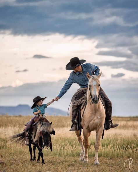 Cowgirl Photography, Cowboy Photography, Western Horses, Cowboy Pictures, Cowboy Stuff, Horse And Human, Cowboy Aesthetic, Cute Country, Maple Ridge