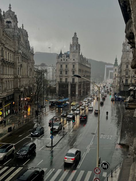 rainy day in the city City During The Day, Rainy London Aesthetic, City Aesthetic Day, Rainy City Aesthetic, Rainy Day City, Isabella Aesthetic, French Motivation, Cloudy City, Paris Aesthetics