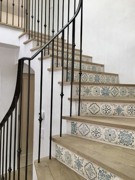 Farmhouse Staircase Decor, Modern Farmhouse Staircase, Farmhouse Staircase, Farmhouse Stairs, تحت الدرج, Farmhouse Renovation, Tile Stairs, Staircase Decor, Stair Case