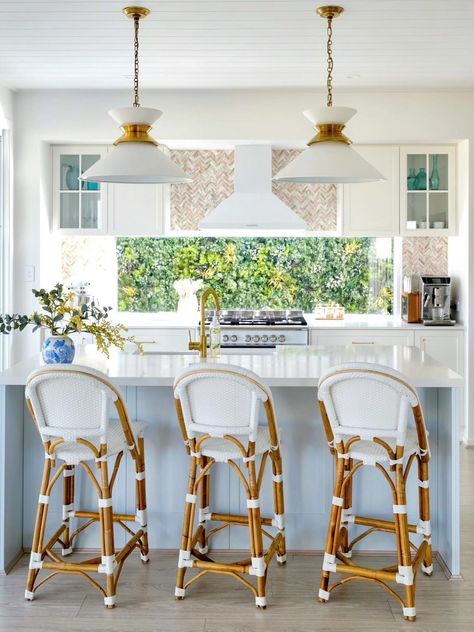 15 Ways To Create a Hamptons Style House White Hamptons House, Hamptons Style Homes Interiors, Hampton Aesthetic, Hamptons House Interior, Hamptons Style Living Room, Hamptons Style House, Hamptons Interior Design, Cabinet Layout, Hamptons Interior