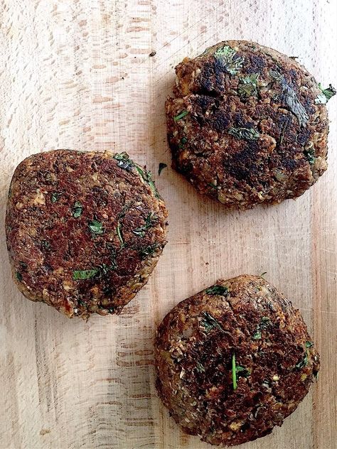 Mushroom, lentil and walnut burgers Lentil Mushroom Burger, Lentil Burger Recipe, Crispy Avocado, Mushroom Burger Recipe, Meat Burger, Lentils Vegan, Veggie Fritters, Vegan Patties, Lentil Burgers