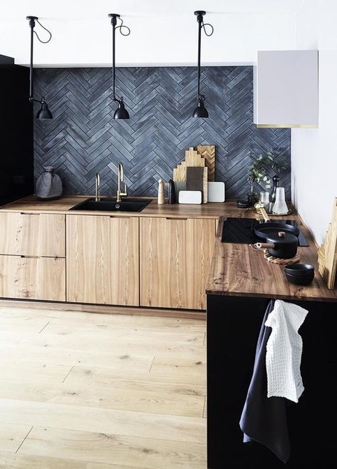 Black Slate Backsplash, Tile Backsplash, Slate Backsplash, Kitchen Backsplash, Modern Kitchen Renovation, Modern Backsplash, Kitchen Trends, Black Kitchens, Beautiful Kitchens