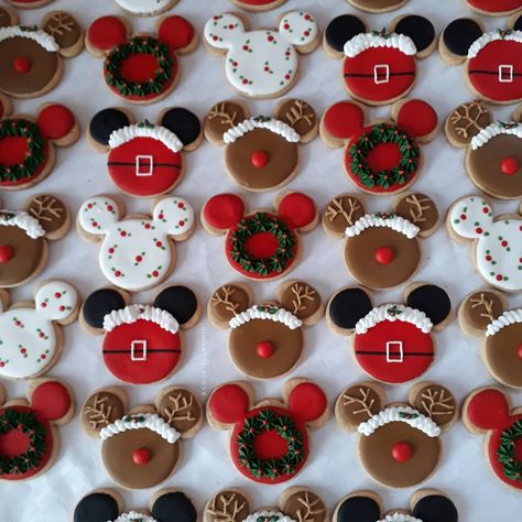 Minnie Mouse Christmas Cookies, Disney Christmas Cookies Decorated, Disney Christmas Cookies, Mickey Mouse Ornaments, Christmas Sugar Cookies Decorated, Christmas Treats Boxes, Disney Cookies, Mouse Pictures, Mickey Mouse Pictures