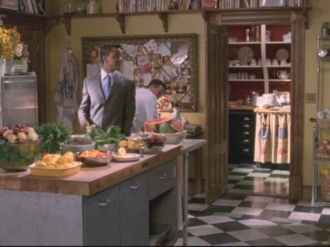 That huge bulletin board with the great frame would be great in my kitchen. Independence Inn Gilmore, Gilmore Girls Dragonfly Inn, Living In A Shed, Toca Ideas, Dragonfly Inn, Gilmore Girls Fan, Inside A House, Gilmore Girl, White Tile Floor