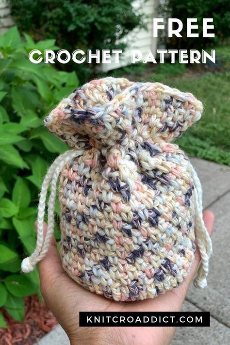 Free crochet mini drawstring pouch pattern and video tutorial. This pouch is super cute and easy to make, and it doesn't take much time. It's perfect little gift idea for the holidays. Crochet Gift Bag Pattern Free, Crochet Drawstring Purse Pattern Free, Small Crochet Pouch Bag, Crocheted Drawstring Bag Pattern Free, Fun Fast Crochet Projects, Crochet Gift Pouch Free Pattern, How To Crochet Drawstring Bag, Crochet Projects Using Acrylic Yarn, Cute Crochet Gifts Ideas